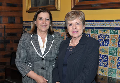 The Peruvian Foreign Affairs Minister, Eda Rivas (left), and the Executive Secretary of ECLAC, Alicia Bárcena, during a meeting held in Lima.