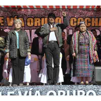 El Presidente Evo Morales, junto a la Secretaria Ejecutiva de la CEPAL, Alicia Bárcena (izq.) y a la líder indígena guatemalteca Rigoberta Menchú, Premio Nobel de la Paz 1992, durante un acto en Oruro.