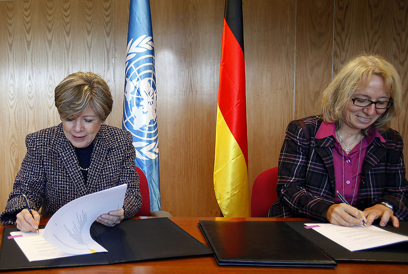 Executive Secretary of ECLAC, Alicia Bárcena, and Director of the South America Department of GIZ, Sabine Müller, sign the agreement.