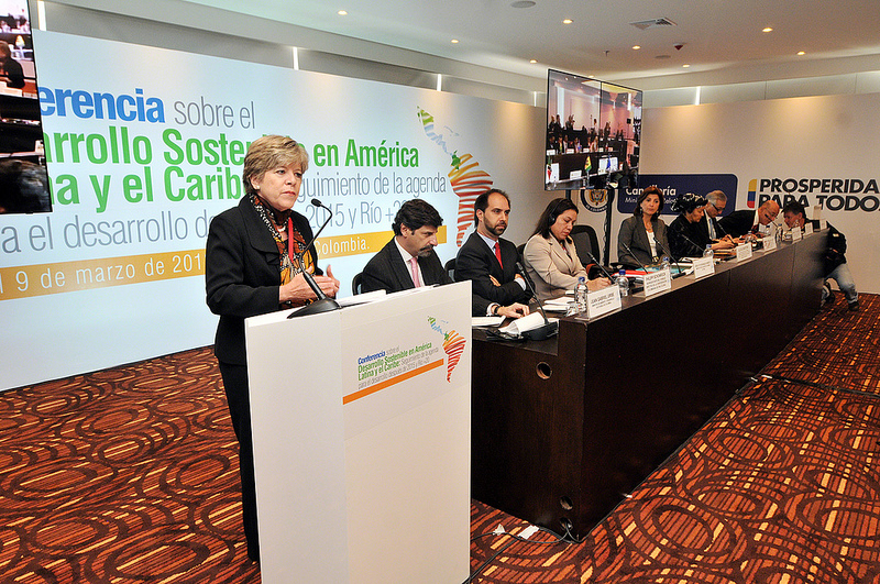 Alicia Bárcena, Secretaria Ejecutiva de la CEPAL, se dirige a los asistentes en la inauguración de la Conferencia sobre el Desarrollo Sostenible en América Latina y el Caribe: seguimiento de la agenda para el desarrollo post-2015 y Río+20