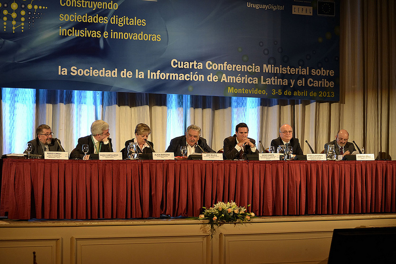 De izquierda a derecha: Mario Campolargo, Director de la DG CONNECT.E de la Comisión Europea, Alicia Bárcena, Secretaria Ejecutiva de la CEPAL, Luis Almagro, Ministro de Relaciones Exteriores de Uruguay, y José Clastornik, Presidente de la mesa de coordinación del eLAC2015.