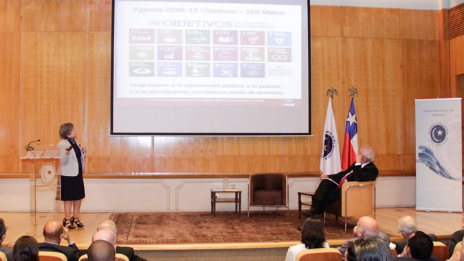 La Secretaria Ejecutiva de la CEPAL, Alicia Bárcena, durante la conferencia magistral ofrecida en la Academia Diplomática Andrés Bello.
