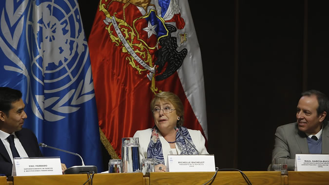 La Presidenta de Chile, Michelle Bachelet (al centro), encabezó la presentación del informe Género en el Sistema Financiero, en la CEPAL.