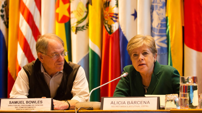 El economista Samuel Bowles junto a la Secretaria Ejecutiva de la CEPAL, Alicia Bárcena