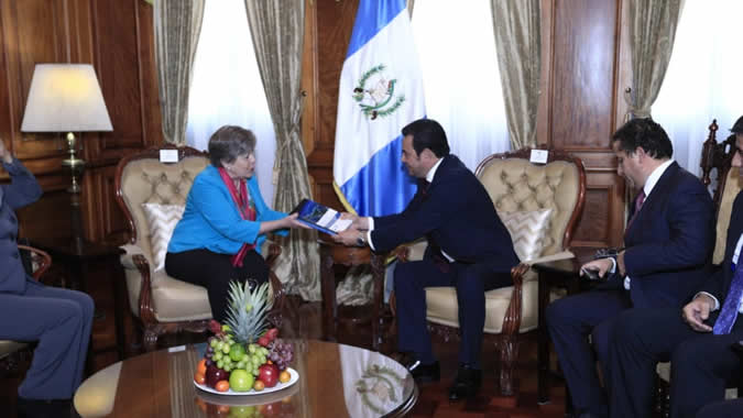 La Secretaria Ejecutiva de la CEPAL, Alicia Bárcena, hace entrega al Presidente de Guatemala, Jimmy Morales, del Plan de Desarrollo Integral para Centroamérica y México.