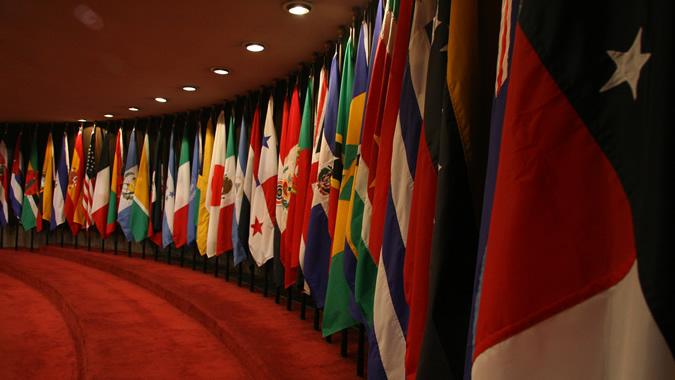 Foto de las banderas de los países miembros de la CEPAL