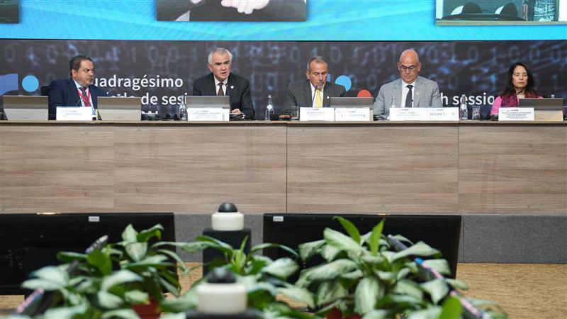 Autoridades del Gobierno de Perú y de la CEPAL clausuraron el Cuadragésimo período de sesiones de la CEPAL. Al centro, el Canciller de Perú, Elmer Schialer, y el Secretario Ejecutivo de la Comisión, José Manuel Salazar-Xirinachs.