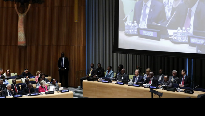 ECLAC's Executive Secretary Alicia Bárcena (seated, left), during the opening segment of the debate, in which the UN Secretary-General, Ban Ki-moon, took part.