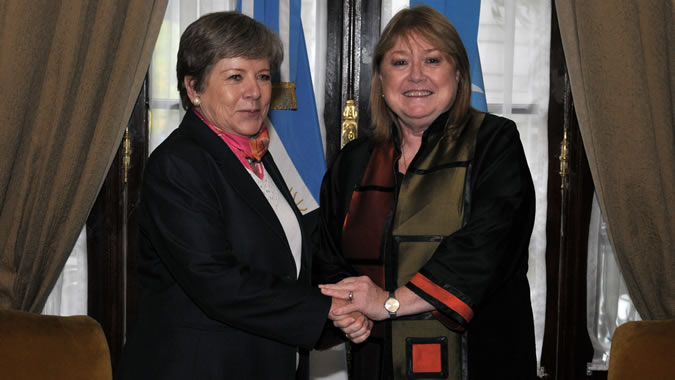 La Secretaria Ejecutiva de la CEPAL, Alicia Bárcena (a la izquierda), se saluda con Susana Malcorra, Canciller de Argentina, al término del encuentro.
