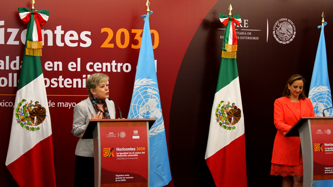 foto de Alicia Bárcena, Secretaria Ejecutiva de la CEPAL y Claudia Ruiz Massieu, Secretaria de Relaciones Exteriores de México.