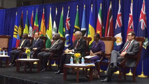El Secretario General de las Naciones Unidas, Ban Ki-moon (segundo por la izquierda) en Bridgetown, Barbados, durante la Cumbre de la Comunidad del Caribe (CARICOM).