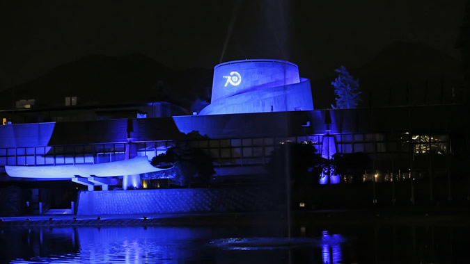 Fotografía del edificio de la CEPAL iluminado de azul