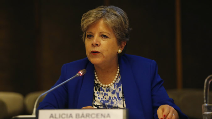 La Secretaria Ejecutiva de la CEPAL, Alicia Bárcena, durante la conferencia magistral en la sede de la CEPAL.