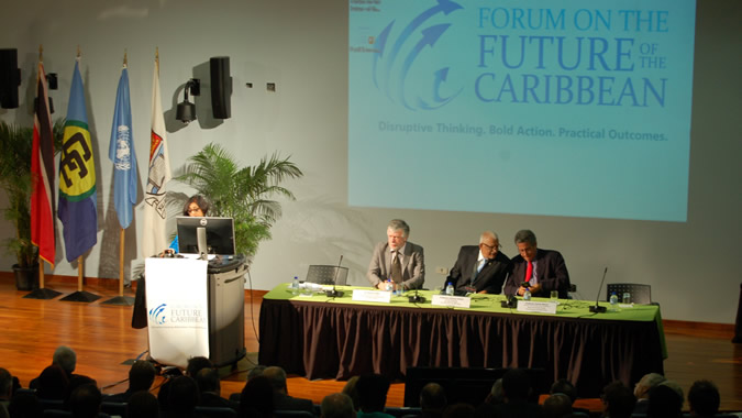 El Secretario Ejecutivo Adjunto de la CEPAL (sentado, a la izquierda), participó en la apertura del foro.