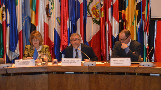 De izquierda a derecha: Stella Zervoudaki, Embajadora y Jefa de la Delegación de la Unión Europea en Chile, Mario Cimoli, Secretario Ejecutivo Adjunto de la CEPAL, y Gabriel Porcile, Coordinador de la Escuela de verano.