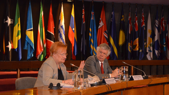 La ex Presidenta de Finlandia, Tarja Halonen, junto al Secretario Ejecutivo Adjunto de la CEPAL, Antonio Prado.