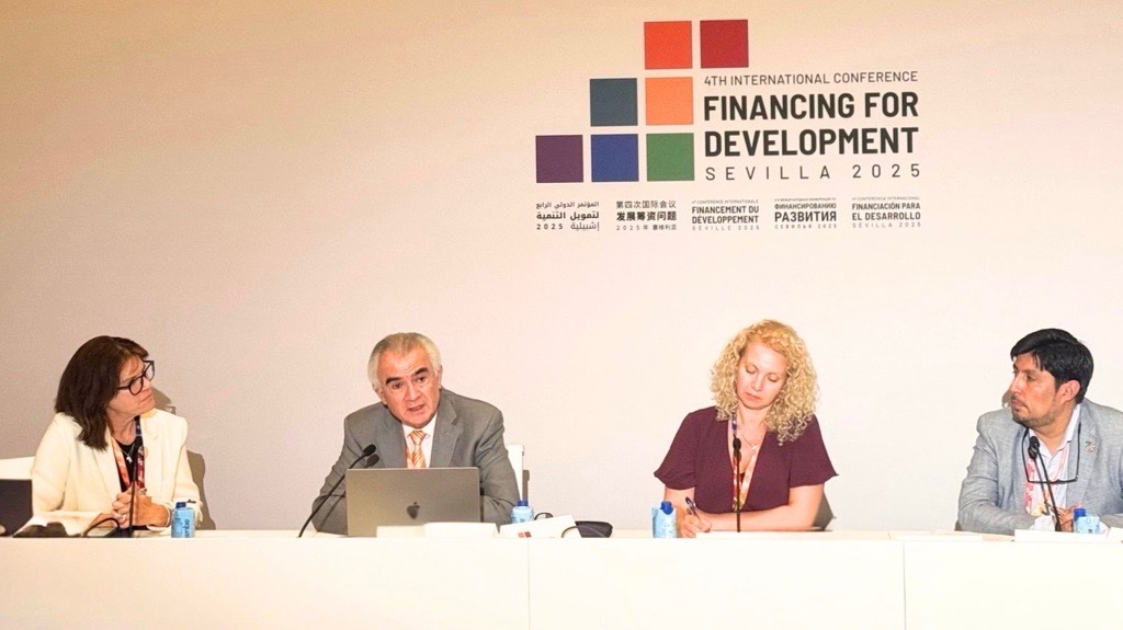 Fotografía de la testera de un evento paralelo de la conferencia FFD4.