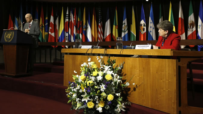 Ricardo Ffrench-Davis y Alicia Bárcena, Secretaria Ejecutiva de la CEPAL.