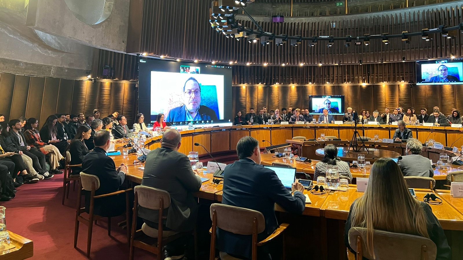 foto de los participantes en el conversatorio