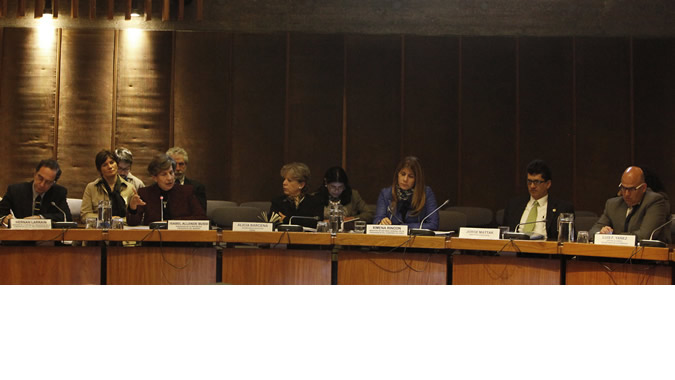 En el seminario participaron (de izquierda a derecha) el Senador y Presidente de la Comisión Bicameral Pro-Transparencia, Hernán Larraín; la Presidenta del Senado de Chile, Isabel Allende; la Secretaria Ejecutiva de la CEPAL, Alicia Bárcena; la Ministra Secretaria General de la Presidencia de Chile, Ximena Rincón; el Director del ILPES-CEPAL, Jorge Máttar; y el Oficial a Cargo de la Secretaría de la Comisión (CEPAL), Luis F. Yáñez.