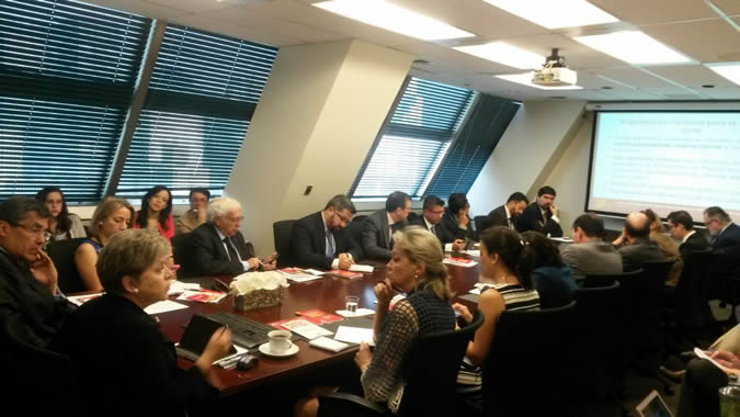 La Secretaria Ejecutiva de la CEPAL, Alicia Bárcena, en una reunión con embajadores ante la ONU.