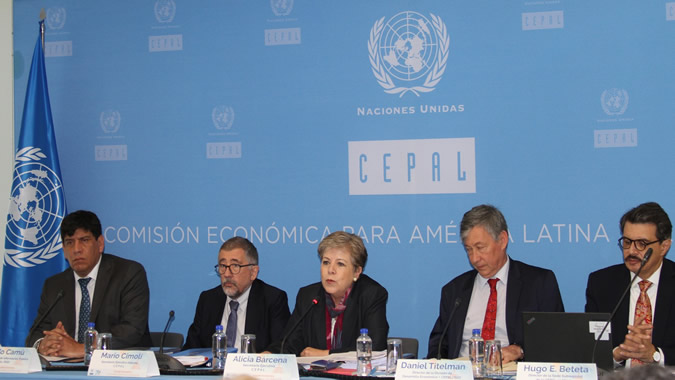 La Secretaria Ejecutiva de la CEPAL, Alicia Bárcena (al centro) durante la presentación del informe realizada en Ciudad de México