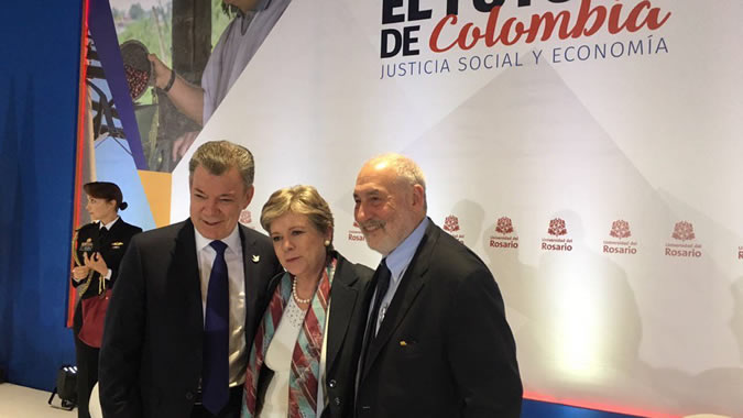 De izquierda a derecha, el Presidente de Colombia, Juan Manuel Santos, la Secretaria Ejecutiva de la CEPAL, Alicia Bárcena, y el economista Joseph Stiglitz.