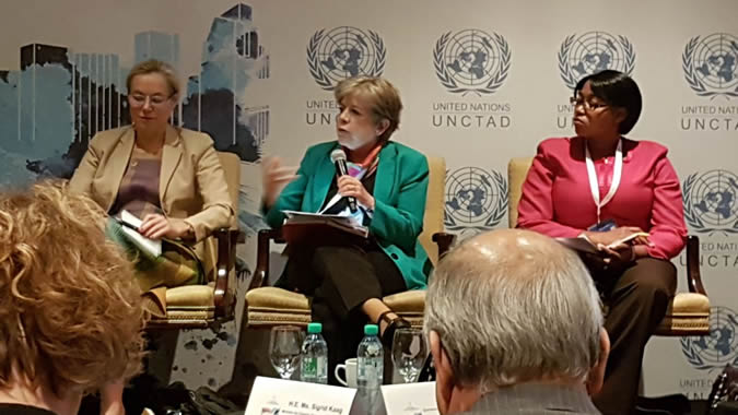 Alicia Bárcena, ECLAC’s Executive Secretary (at the center), during the event The multilateral trading system: Time to re-energize?, organized by UNCTAD in the framework of the WTO MC11 in Buenos Aires.