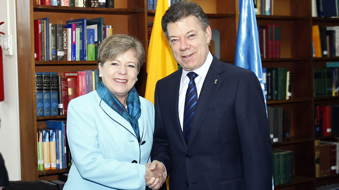 La Secretaria Ejecutiva de la CEPAL, Alicia Bárcena, y el Presidente de Colombia, Juan Manuel Santos.