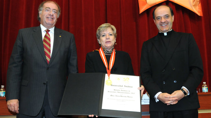 Photo of ECLAC Executive Secretary, Alicia Bárcena, receiving the medal.