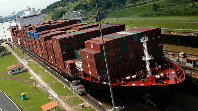 Foto de un barco de carga atravesando el Canal de Panamá