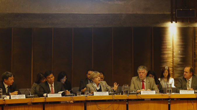 Imagen de Alicia Bárcena y el Ministro de Hacienda de Chile, Alberto Arenas en el Seminario Regional de Política Fiscal