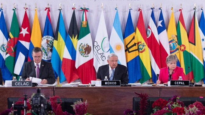 De izquierda a derecha, Marcelo Ebrard, Secretario de Relaciones Exteriores de México; Andrés Manuel López Obrador, Presidente de México, y Alicia Bárcena, Secretaria Ejecutiva de la CEPAL.