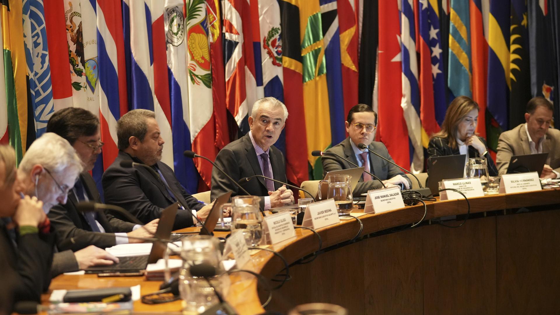 Fotografía de los principales panelistas en la mesa de la Sala Celso Furtado de la CEPAL