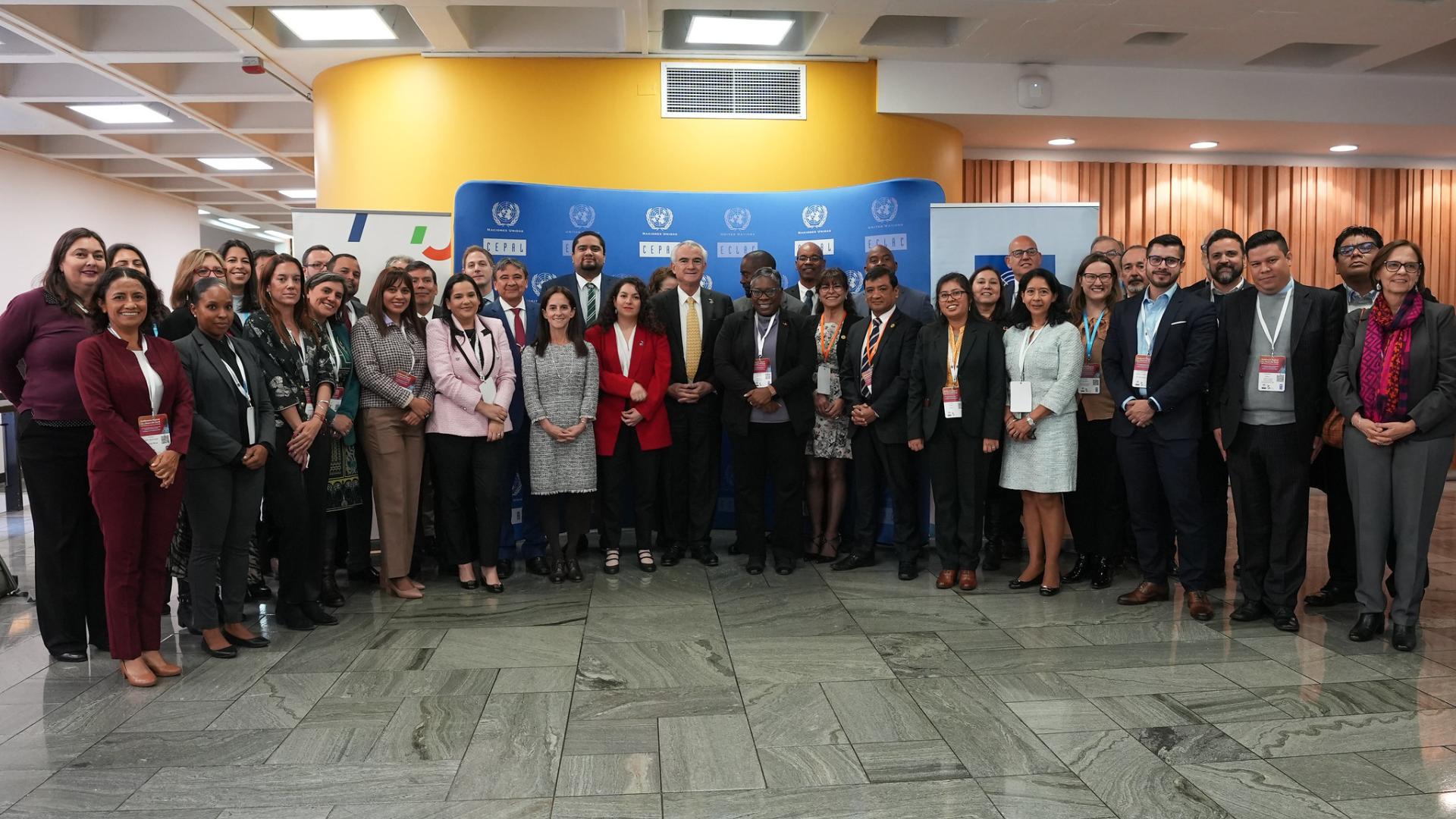 Foto grupal- Secretario ejecutivo de la CEPAL y expositores de la Quinta conferencia Regional sobre Desarrollo Social