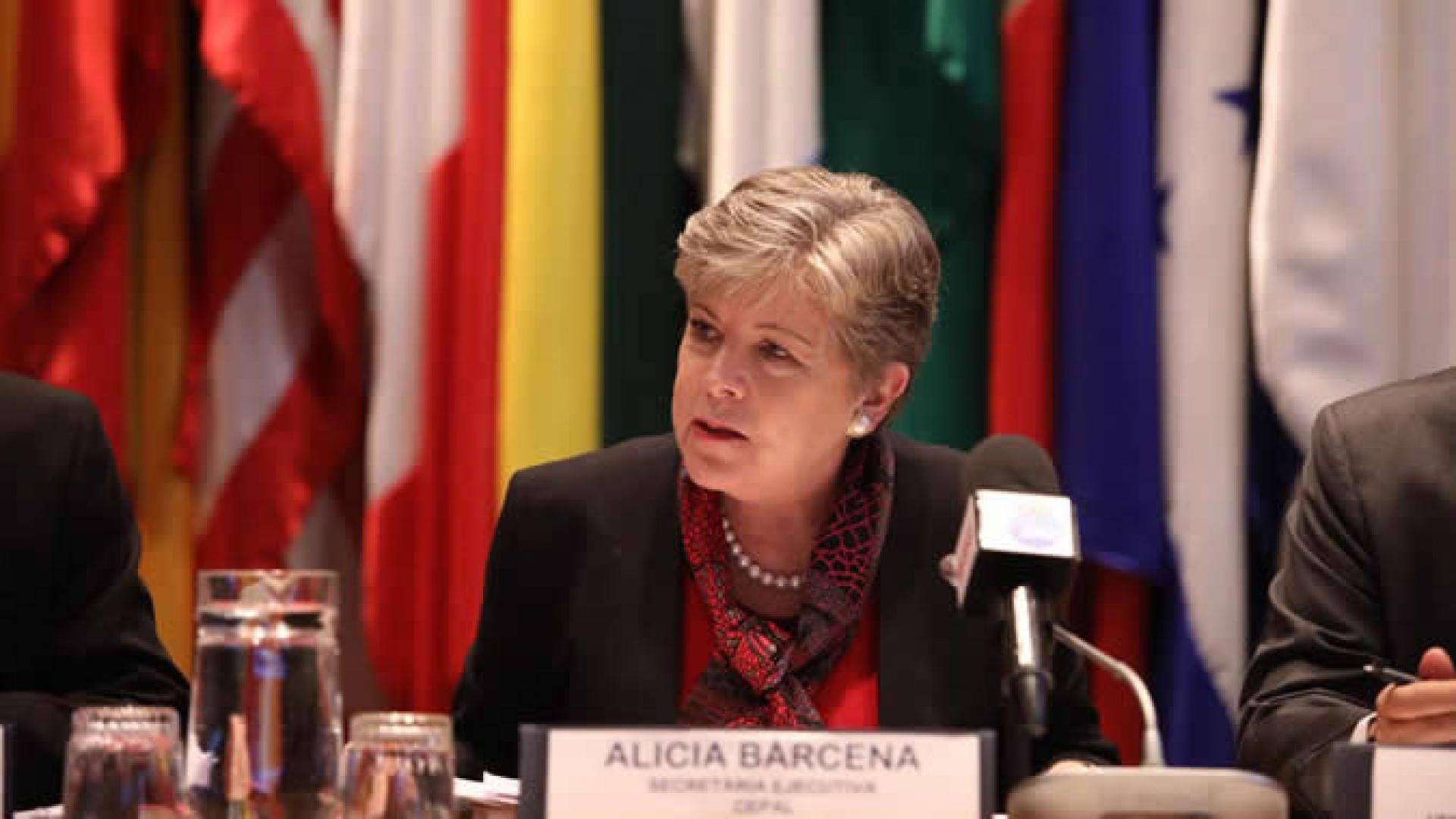 Alicia Bárcena, Secretária-Executiva da CEPAL, apresentou o relatório no Santiago do Chile