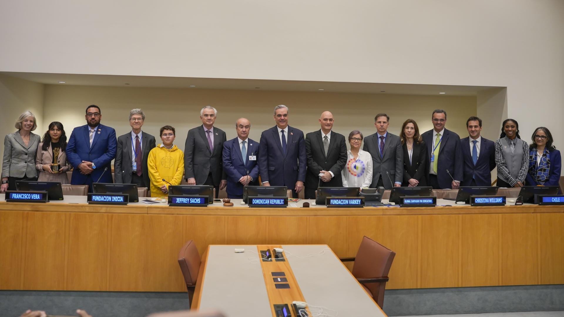 foto de los participantes en el conversatorio