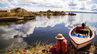 Mujer Lago Titicaca en Bolivia