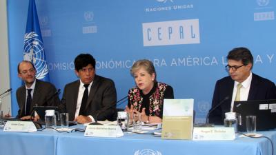 Alicia Bárcena (no centro), Secretária Executiva da CEPAL, durante a apresentação do relatório na Cidade do Mexico.