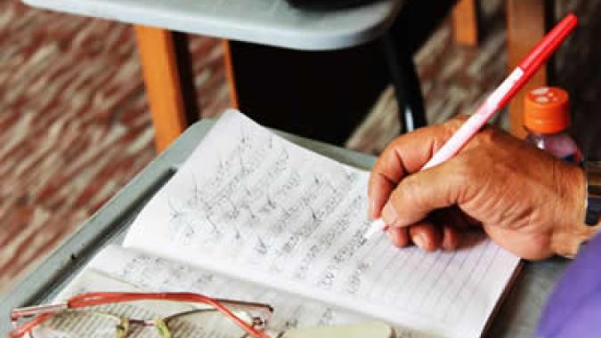 Persona escribiendo en un cuaderno