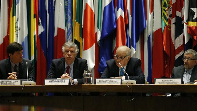 De izquierda a derecha, Andrés Gómez-Lobo, Ministro de Transportes y Telecomunicaciones de Chile; Antonio Prado, Secretario Ejecutivo Adjunto de la CEPAL; Enrique V. Iglesias, Presidente del CIPC; y Mario Cimoli, Director de la División de Desarrollo Productivo y Empresarial de la CEPAL.