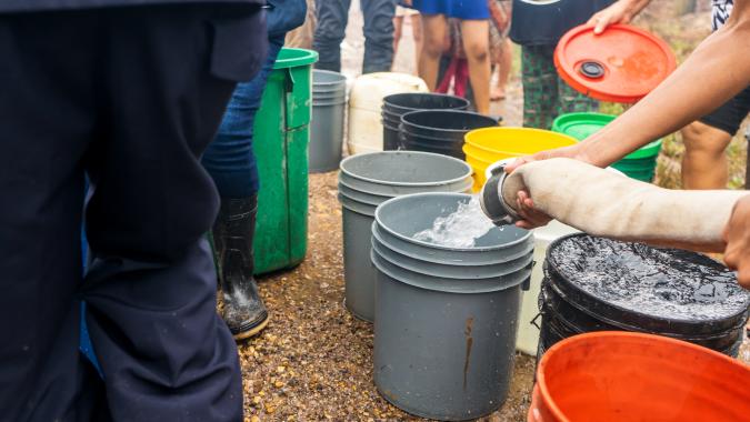 Bidones y envases llenados con agua