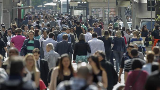 Ciudadanos caminan por las calles de una ciudad latinoamericana.