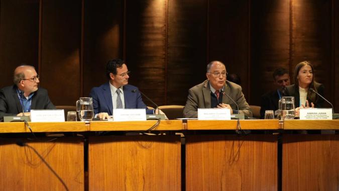 Fotografía del panel principal de la reunión.