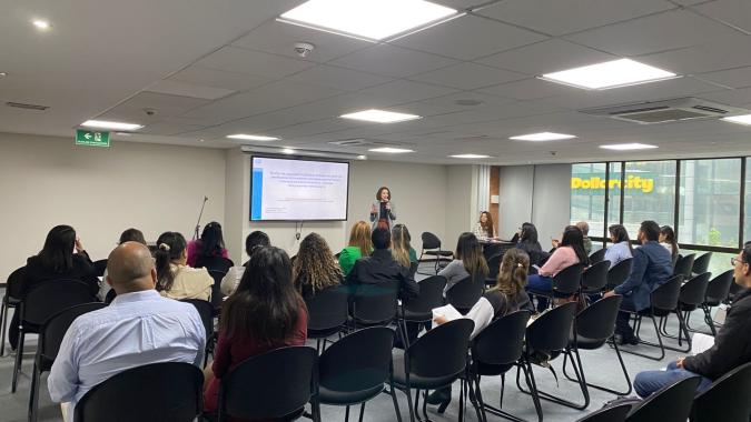 foto del taller con presentadora y participantes en una sala de clases