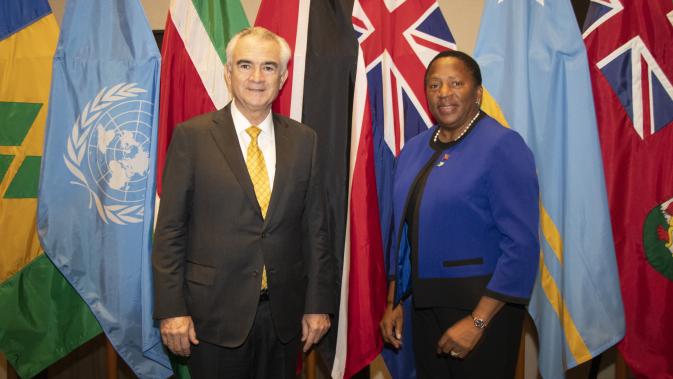 El Secretario Ejecutivo de la CEPAL, José Manuel Salazar-Xirinachs, junto a la Ministra de Planificación y Desarrollo de Trinidad y Tabago, Penelope Beckles-Robinson