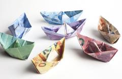 Barcos de papel hechos con papel moneda de Brasil