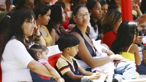 Imagen de madres con sus hijos en Venezuela.