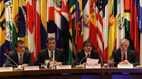 El Secretario Ejecutivo Adjunto de la CEPAL, Antonio Prado, junto al Ministro de Desarrollo Social de Chile, Marcos Barraza y los Subsecretarios del Interior y de Servicios Sociales.