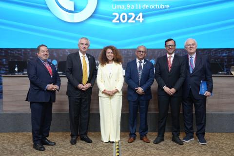 Foto grupal de los participantes en el seminario de alto nivel del 4 período de sesiones de la CEPAL